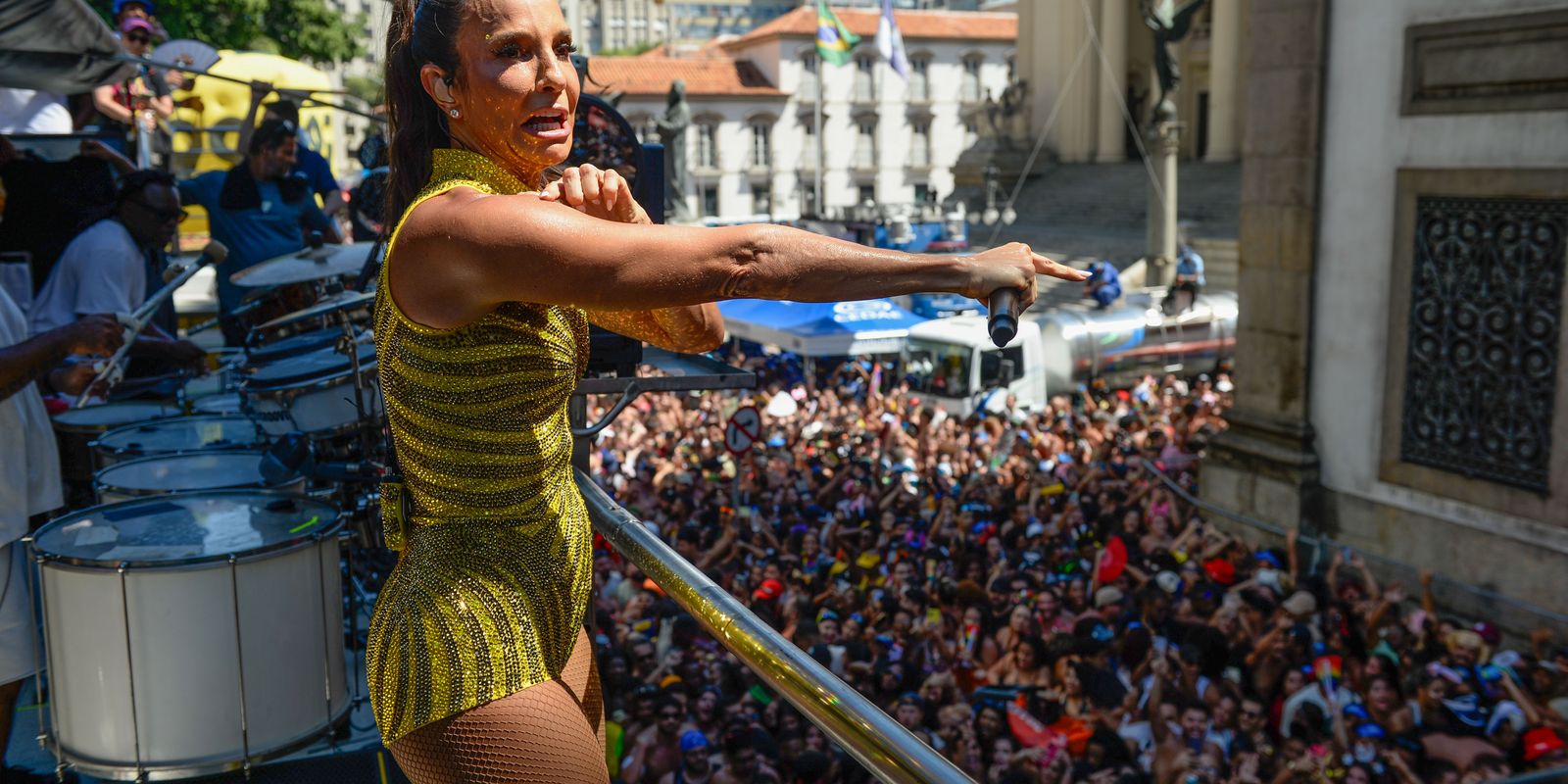 Mais de 500 mil foliões acompanham megabloco de Ivete Sangalo
