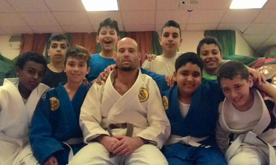 O carioca Marcos Gorinstein, ao centro, com seu alunos de jiu-jitsu em Jerusalém