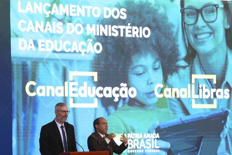 O ministro da Educação, Victor Godoy, participa do lançamento do Canal Educação e do Canal Libras, no Palácio do Planalto.