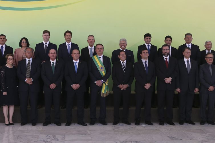O presidente Jair Bolsonaro posa para foto oficial.