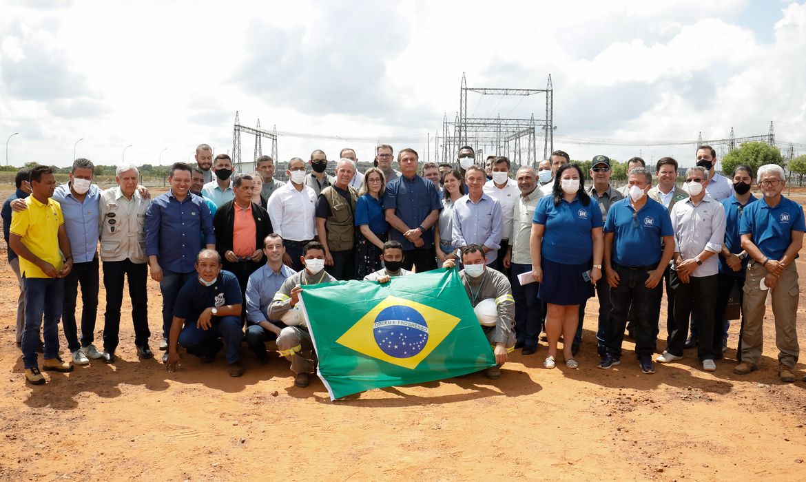 (Boa Vista - RR, 29/09/2021) Presidente da República Jair Bolsonaro, posa para foto com colaboradores da Linha de Transmissão Manus-Boa Vista (Linhão), da UTE Jaguatirica II e do Programa Alimenta Brasil.  Foto: Alan Santos/PR