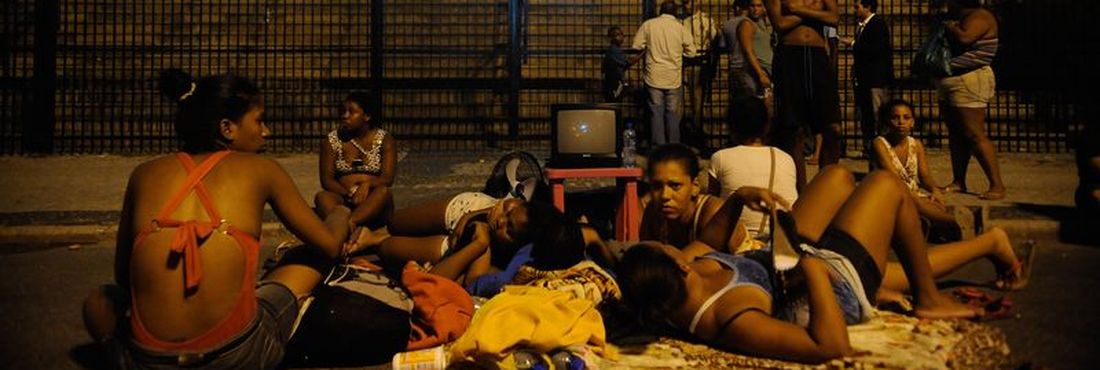 Expulsos de terreno da OI acampam em frente à prefeitura do Rio de Janeiro