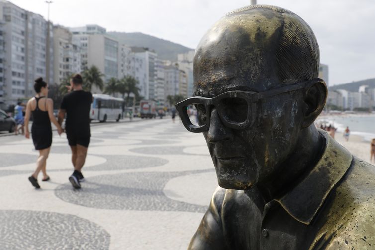 Estátua de Carlos Drummond de Andrade no calçadão de Copacabana tem óculos recolocados após serem roubados.