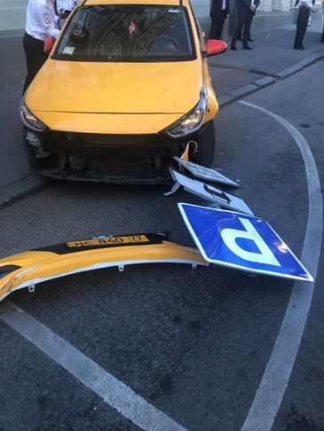 taxi atropela pedestres em Moscou