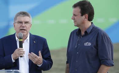 Rio de Janeiro - O prefeito Eduardo Paes (D) e o presidente do COI, Thomas Bach, visitam local da pira olímpica (Fernando Frazão/Agência Brasil)