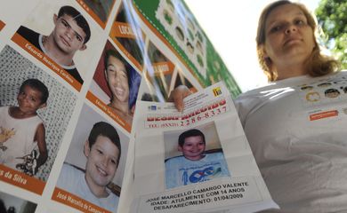Rio de Janeiro - O Programa SOS Crianças Desaparecidas faz ato público para divulgar imagens de crianças e adolescentes desaparecidos. Na foto, Ana Dulce Neves, que procura seu filho (Tânia Rêgo/Agência Brasil)