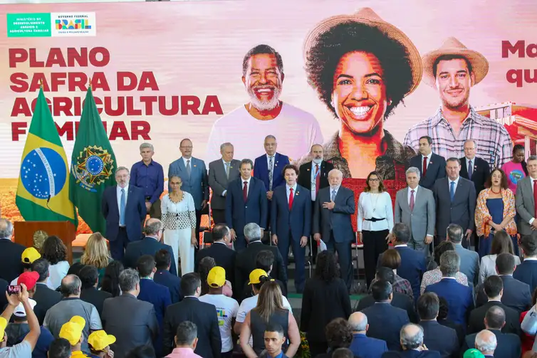 Brasília - 28/06/2023 O presidente Luiz Inácio Lula da Silva e o ministro do Desenvolvimento Agrário e Agricultura Familiar, Paulo Teixeira, anunciam o Plano Safra da Agricultura Familiar 2023/2024. Foto: Fabio Rodrigues-Pozzebom/ Agência Brasil