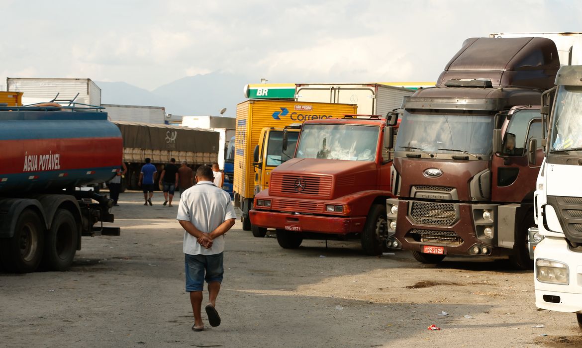 Caminhoneiros ainda ocupam trecho da Rodovia Presidente Dutra, em Seropédica, Rio de Janeiro.