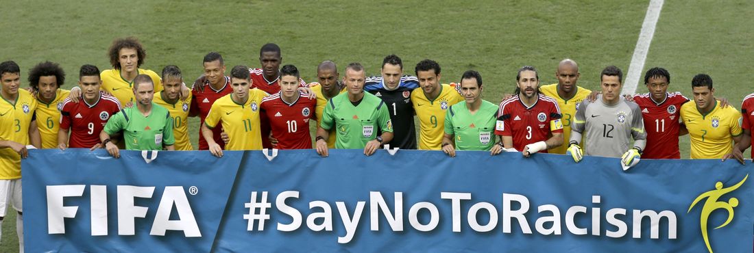 Antes do início da partida, jogadores das seleções brasileira e colombiana e os árbitros carregaram uma faixa em campo da campanha da Federação Internacional de Futebol - Fifa contra o racismo no futebol