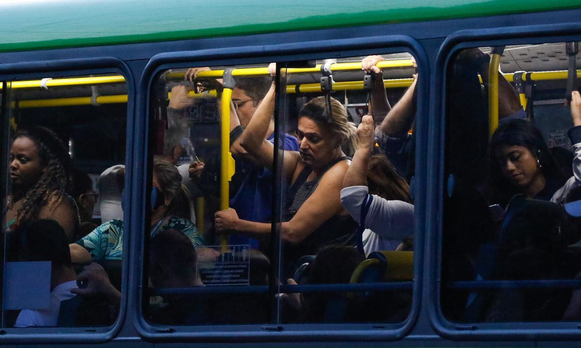 Rio de Janeiro (RJ) 30/04/2024 – Trabalhadores usam ônibus em deslocamento na volta para casa, na região da Central do Brasil. Foto: Fernando Frazão/Agência Brasil