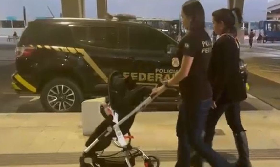 Beb brasileiro vtima de trfico humano retorna ao pas