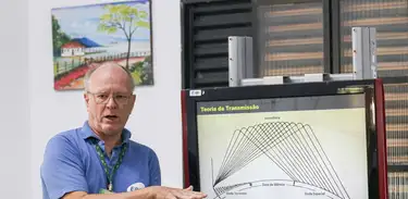 Adriano Goetz explica a teoria das transmissões das ondas de rádio
