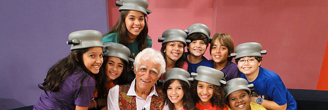 Ziraldo e as crianças do Coral Maluquinho em seu ABZ do Ziraldo, que é exibido pela TV Brasil
