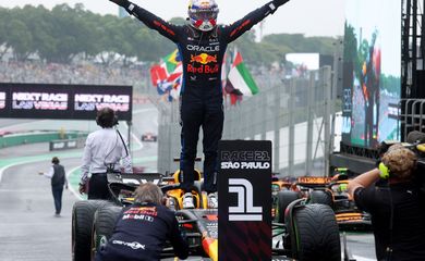 Max Verstappen celebra vitória no GP de São Paulo
 3/11/2024
REUTERS/Carla Carniel