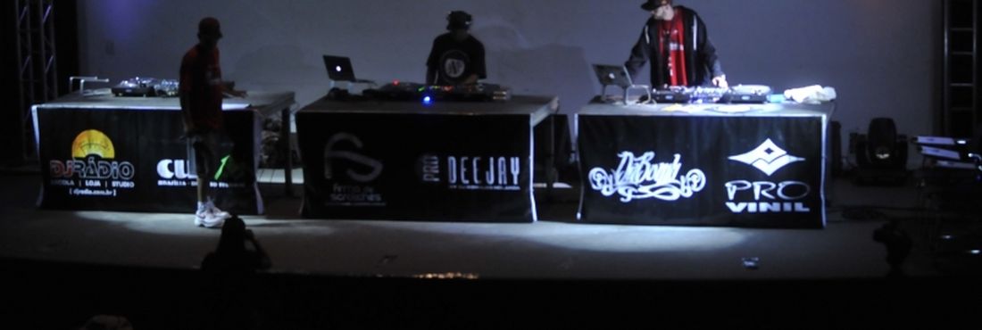 DJs se revezam em um palco montado no Museu Nacional da República, na Esplanada dos Ministérios, na capital federal, no fim da tarde de hoje (11), em busca da vitória na da principal competição de DJs do Brasil, intitulado DJ Scratch 2013