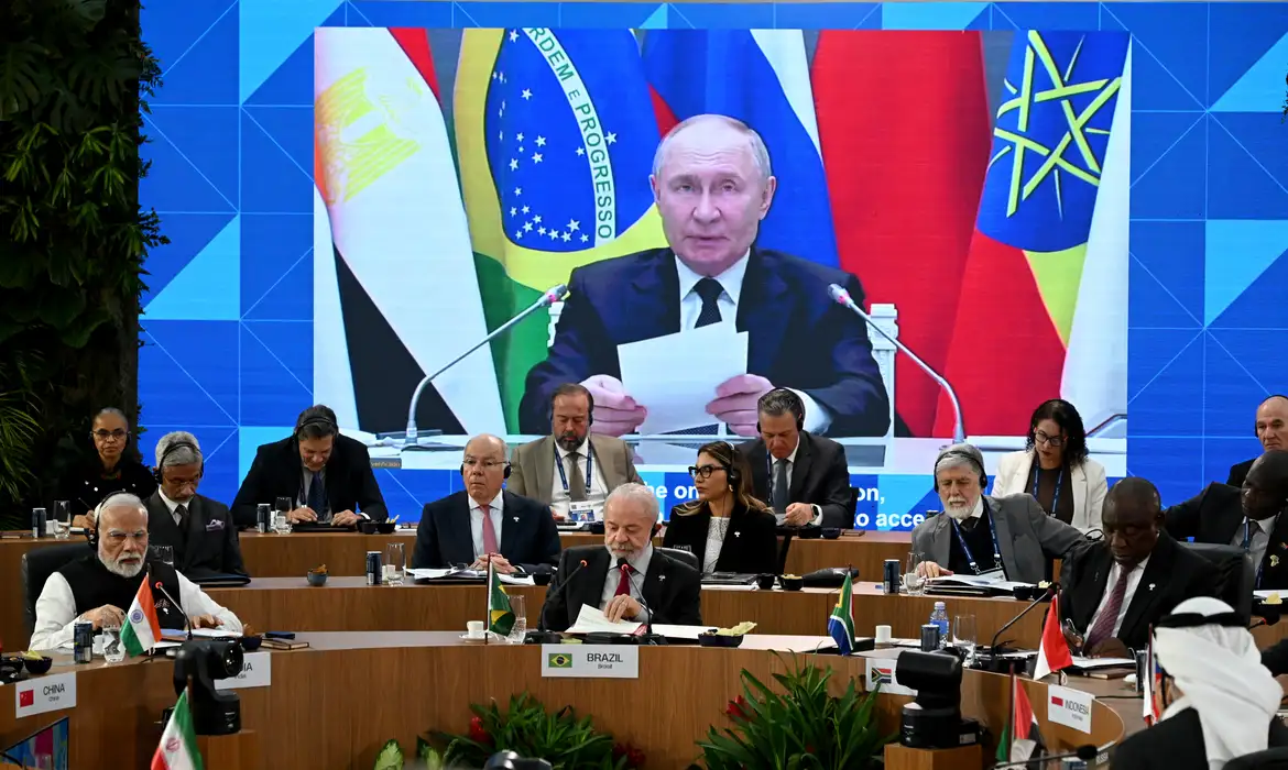Putin defende Brics como organização-chave com influência em expansão