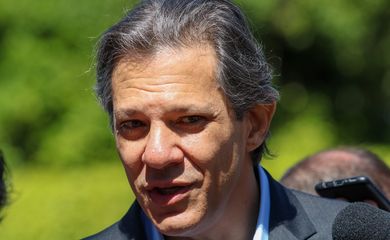 Brasília, DF 07/12/2023 O ministro da Fazenda, Fernando Haddad fala com a imprensa após se reunirem com o presidente do Senado, Rodrigo Pacheco, na residência oficial do Senado.  Foto: Fabio Rodrigues-Pozzebom/ Agência Brasil