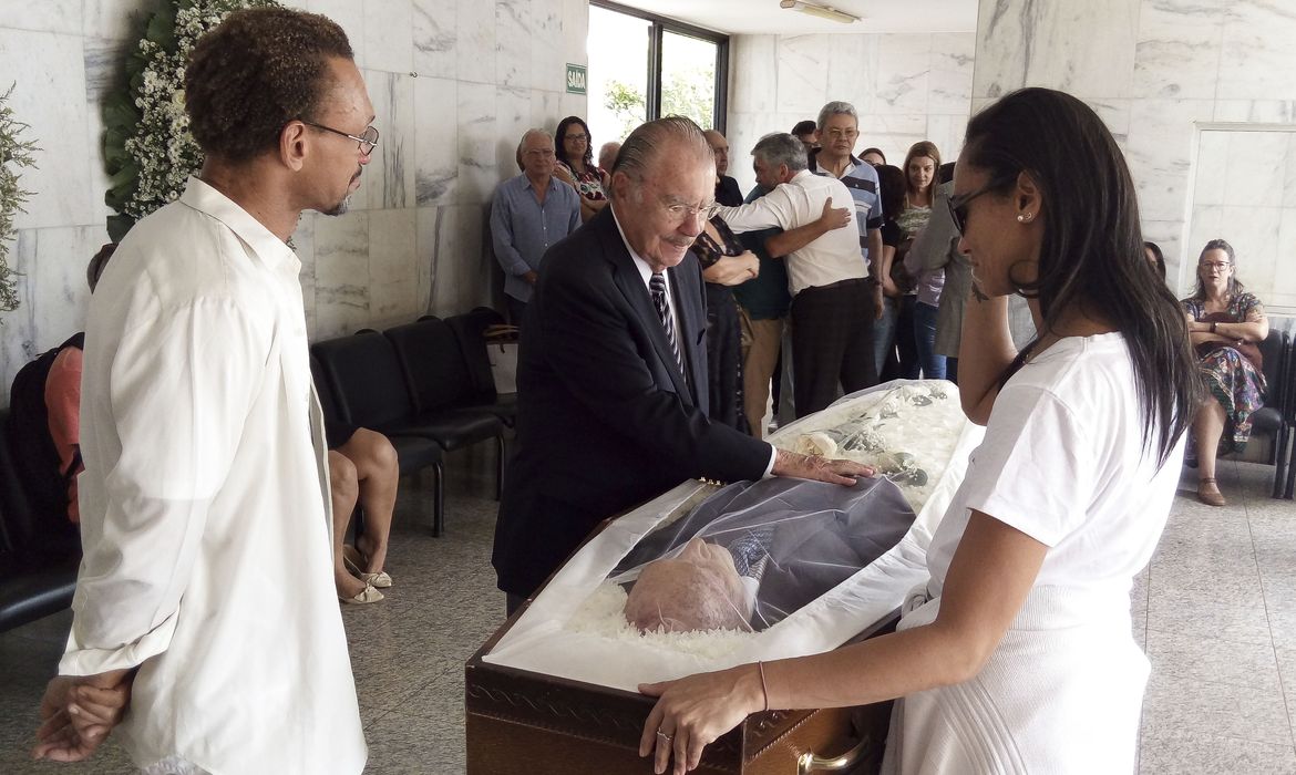 O ex- presidente José Sarney, cumprimenta familiares do fotógrafo Gervásio Baptista durante velório no Cemitério Campo da Esperança.