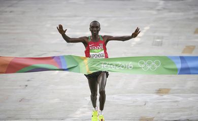 O queniano Eliud Kipchoge terminou a maratona com duas horas, 13 minutos e 56 segundos e levou a medalha de ouro 