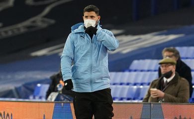 Sergio Aguero antes do início do segundo tempo da partida entre Everton e Manchester City pelo Campeonato Inglês