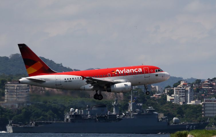 Um avião da Avianca sobrevoa a Baía de Guanabara enquanto se prepara para aterrissar no aeroporto Santos Dumont, no Rio de Janeiro