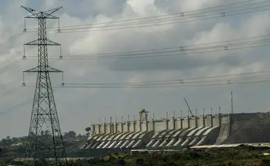 Altamira (PA), 08/01/2025 - No dia 5 de maio de 2016, foi inaugurada a Usina Hidrelétrica (UHE) Belo Monte. Localizada no Rio Xingu, no Pará, sua capacidade instalada é de 11.233,1 MW, sendo reconhecida como a maior hidrelétrica 100% brasileira.
O empreendimento utiliza, em seu reservatório principal, uma tecnologia preservacionista conhecida como fio d’água, o monitoramento das estruturas, previsto no Plano, é um dos mais bem equipados do país. Dispondo de 1.976 instrumentos, de 12 diferentes tipos, realiza-se uma avaliação periódica ao desempenho das estruturas de concreto dos 28 diques que conformam o Reservatório Intermediário e das barragens de Pimental e Belo Monte.
Foto: Joédson Alves/Agência Brasil