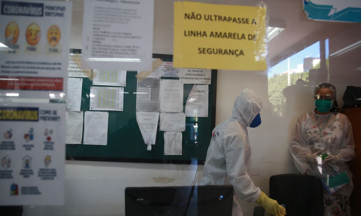 Forças Armadas promovem ação de desinfecção no Hospital Regional da Asa Norte (HRAN), uma das medidas adotadas para prevenir a contaminação pelo novo coronavírus