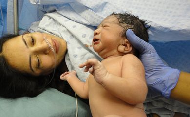 São Paulo (SP) - Pandemia fez aumentar preocupação com mortalidade materna - Debora lumy Watanabe com o filho Gabriel, nascido em 2022. -  Foto: Jas/Pixabay