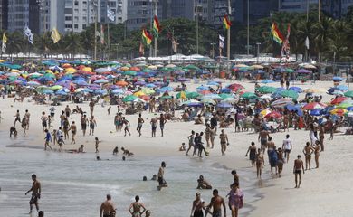 Cariocas vão à praia apesar de decreto do governo do estado impedindo a aglomeração de pessoas