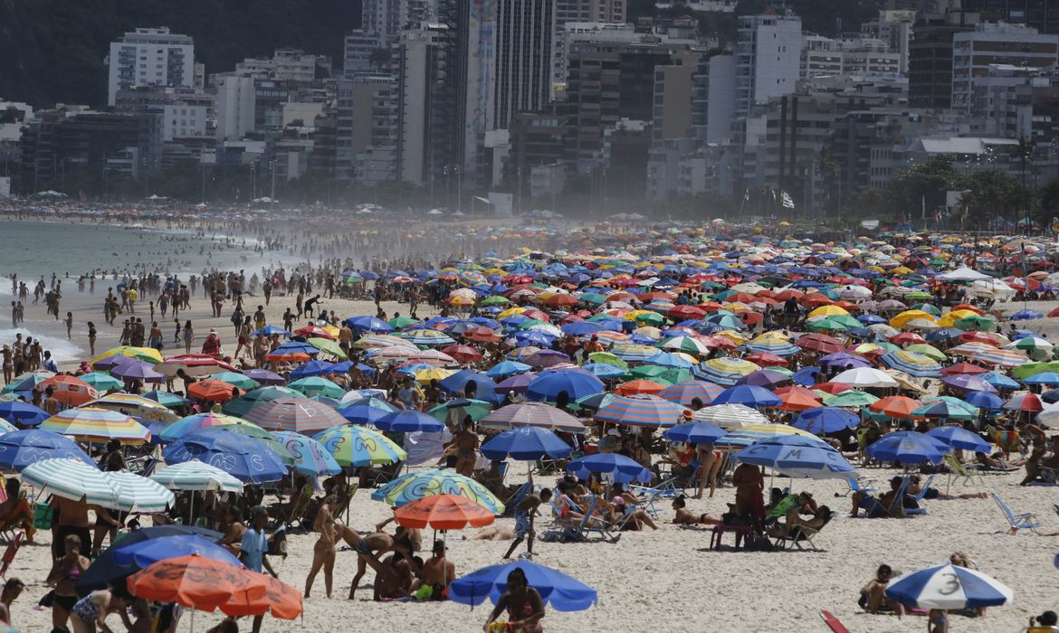 Cariocas vão à praia apesar de decreto do governo do estado impedindo a aglomeração de pessoas