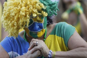 Torcedores assistem ao jogo entre Brasil e Bélgica, pelas quartas de final da Copa do Mundo da Rússia 2018, na Praça Mauá.