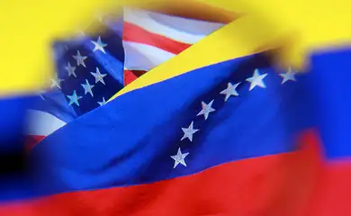 Ilustração mostra bandeiras dos EUA e da Venezuela
 2/12/2025   REUTERS/Dado Ruvic