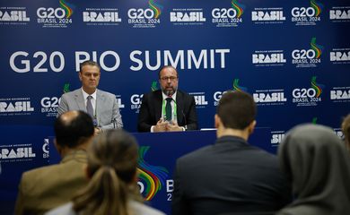 Rio de Janeiro (RJ) 18/11/2024 - Os ministros de Minas e Energia, Alexandre Silveira, e da Agricultura, Carlos Fávaro, falam sobre Memorando de Entendimento assinado com a Argentina no setor de gás natural, na 19° Reunião de Cúpula do G20, no Museu de Arte Moderna. Foto: Fernando Frazão/Agência Brasil