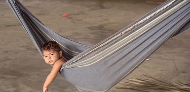 Criança no município de Novo Airão, no Amazonas, se embala na rede