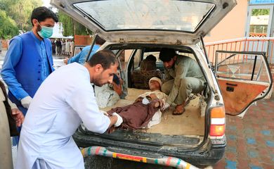 Men carry an injured person to a hospital after a bomb blast at a mosque, in Jalalabad, Afghanistan October 18, 2019.REUTERS/Parwiz