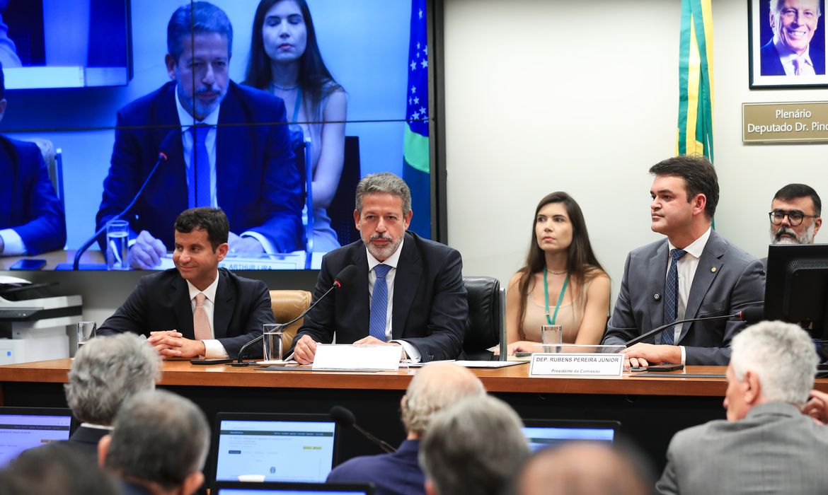 Brasília (DF), 06/05/2025 - A comissão especial que vai debater a isenção de Imposto de Renda para quem ganha até R$ 5 mil (PL 1.087/25) foi instalada. Deputado Rubens Pereira Júnior (PT-MA) o presidente do colegiado e o deputado Arthur Lira (PP-AL), o relator.Foto: Lula Marques/Agência Brasil