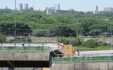 O prefeito de São Paulo, Bruno Covas, faz uma nova vistoria nas obras de recuperação do viaduto da pista expressa da Marginal Pinheiros
