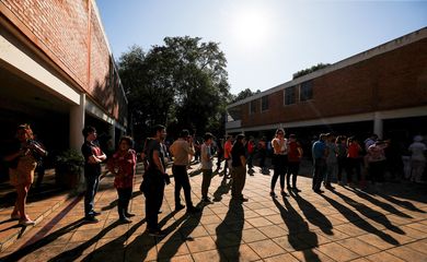 Eleições no Paraguai - People queue to vote in Paraguay's general elections in Asuncion, Paraguay April 30, 2023. Foto: REUTERS/Agustin Marcarian