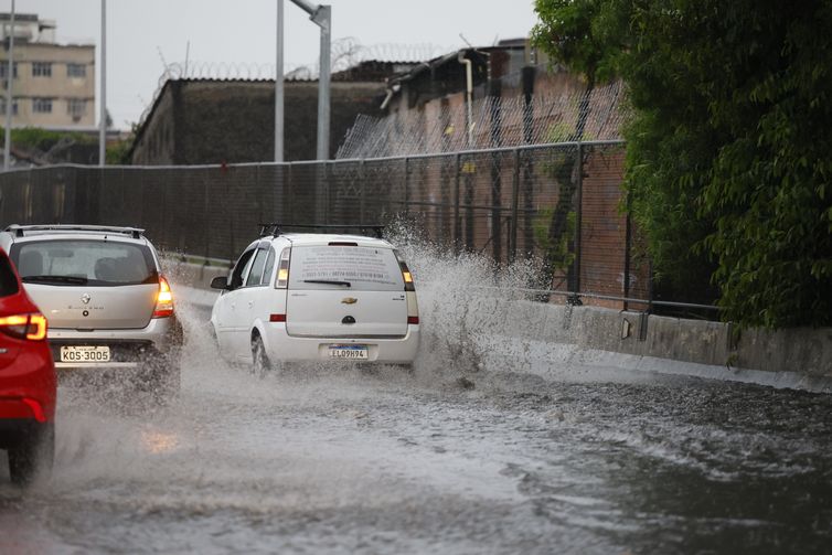 Rio de Janeiro (RJ) 29/01/2025 – Chegada de chuvas faz Defesa Civil enviar alerta extremo na cidade pela primeira vez. Motoristas dirigem sob chuva na Linha Amarela. Foto: Fernando Frazão/Agência Brasil