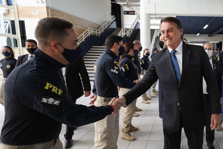 O presidente Jair Bolsonaro cumprimenta os formandos do curso de formação policial da Polícia Rodoviária Federal (PRF), em Florianópolis