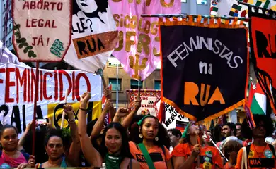 Rio de Janeiro (RJ), 10/03/2025 - Dezenas de mulheres, coletivos e sindicatos de classe participaram da marcha do Dia Internacional da Mulher, celebrado no último sábado (8), no centro da cidade.  Foto: Tânia Rêgo/Agência Brasil