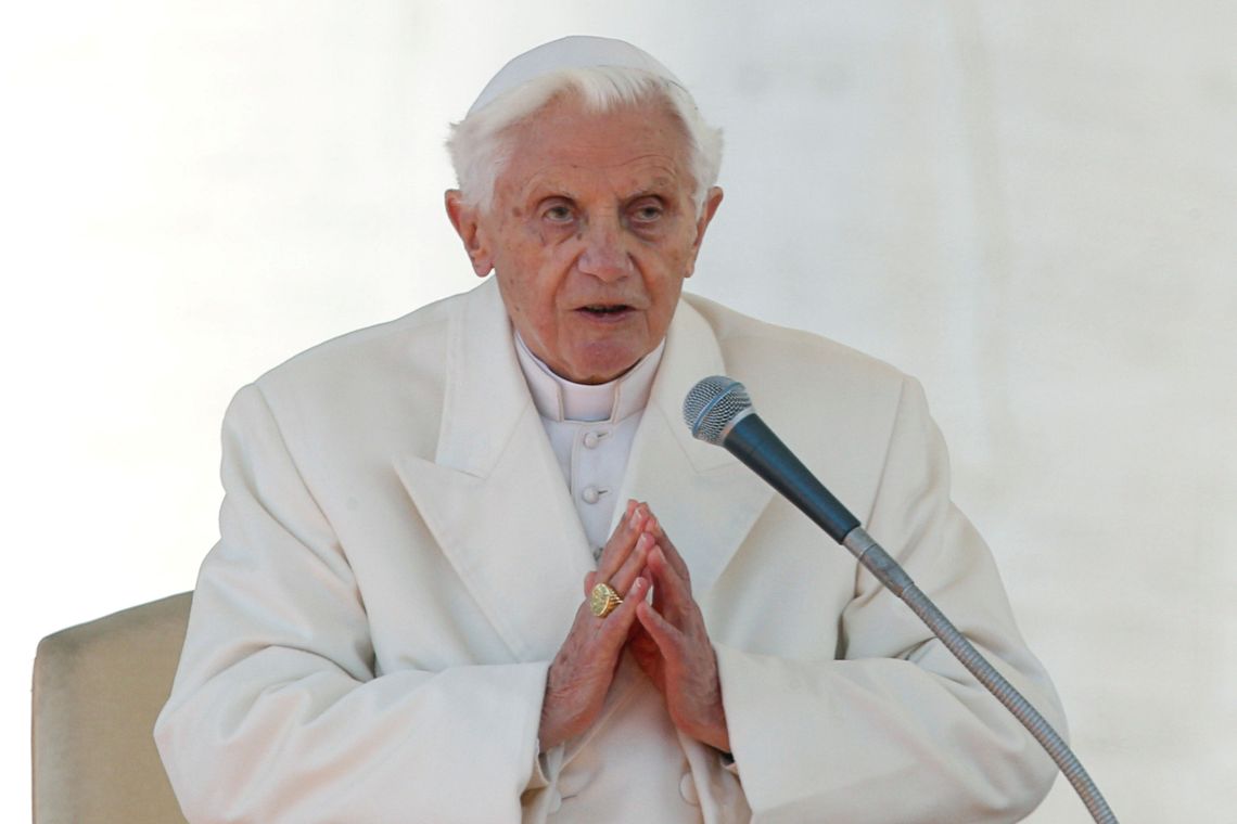 FILE PHOTO: Pope Benedict XVI finishes his last general audience in St Peter&#039;s Square at the Vatican February 27, 2013. REUTERS/Alessandro Bianchi/File Photo