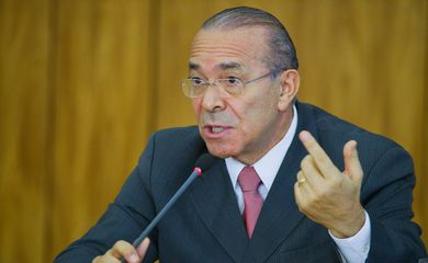 Brasília - O ministro-chefe da Casa Civil, Eliseu Padilha, fala à imprensa, no Palácio do Planalto após primeira reunião com o presidente interino Michel Temer (José Cruz/Agência Brasil)