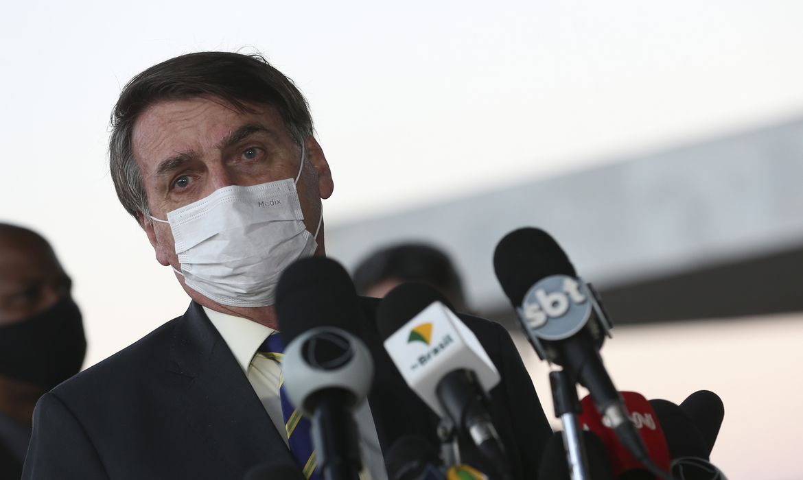 O presidente Jair Bolsonaro fala à imprensa no Palácio da Alvorada