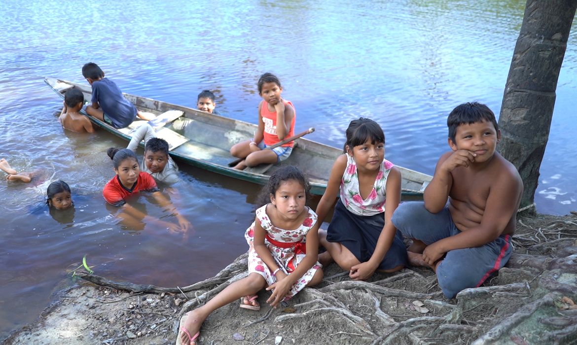 Crianças ribeirinhas da Amazônia tem pouco acesso a tecnologias digitais. 