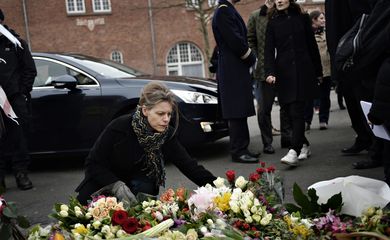Abalados com os ataques deste fim de semana, cidadãos de Copenhague deixaram durante todo o dia flores e velas na porta dos locais dos atentados