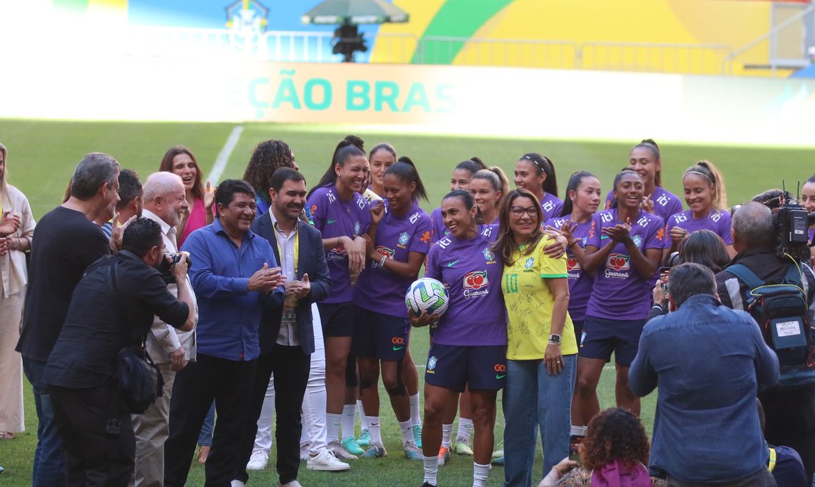 Brasília (DF), 01/07/2023 – Presidente Luiz Inácio Lula da Silva, visita a seleção Brasileira feminina de Futebool. Foto Valter Campanato/Agência Brasil.