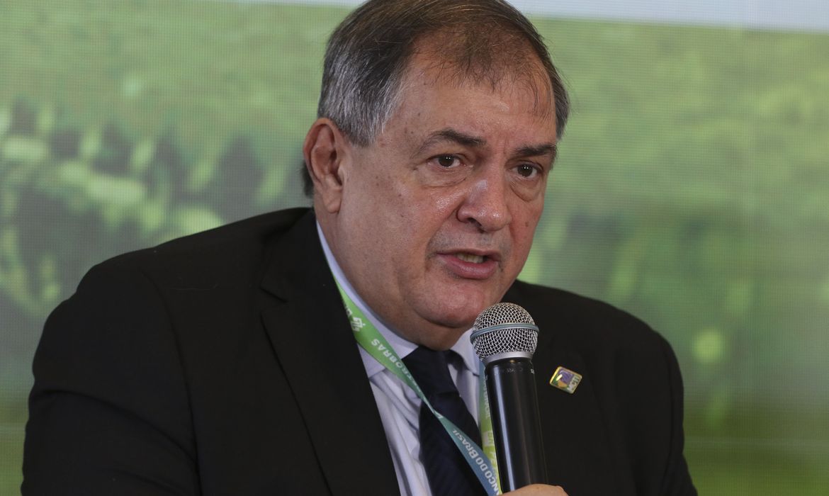 O ministro da Ciência, Tecnologia e Inovação, Paulo Alvim,  fala durante o congresso Mercado Global de Carbono, no Jardim Botânico do Rio de Janeiro, zona sul da cidade.