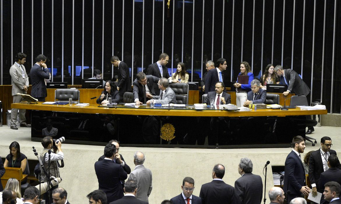 Brasília - Renan Calheiros preside sessão do Congresso Nacional para votação de matérias orçamentárias (Valter Campanato/Agência Brasil)