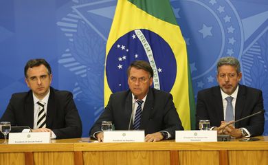 Os presidentes do Senado, Rodrigo Pacheco,da República, Jair Bolsonaro e da Câmara, Arthur Lira, durante coletiva sobre a situação dos combustíveis em coletiva de imprensa no Palácio do Planalto, em Brasília